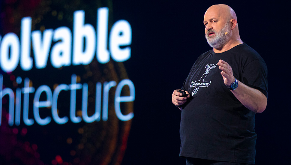 「AWS re:Invent 2021」に登壇した米アマゾン・ドット・コムのヴァーナー・ボーガスCTO（最高技術責任者）