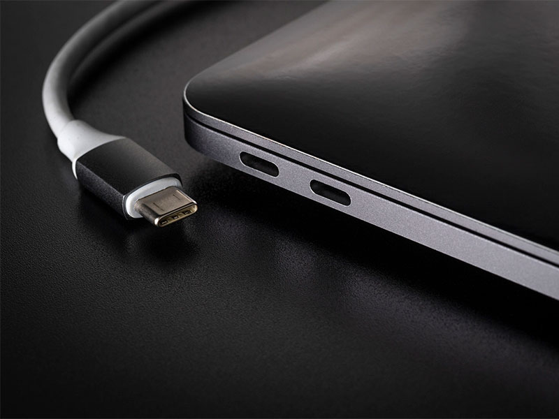 Thunderbolt ドック 機械 変換器 ケーブル まとめ ケーブル1本で端子を増設するドック、USB Type-CとThunderbolt 4でどう