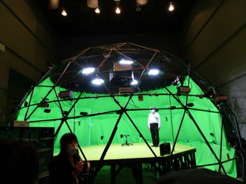 NHK放送技術研究所内に開設した「メタスタジオ」。ドーム型の空間内に直径5m、高さ1mのステージを設けている。ロボットカメラ24台を含む4Kカメラを26台設置している
