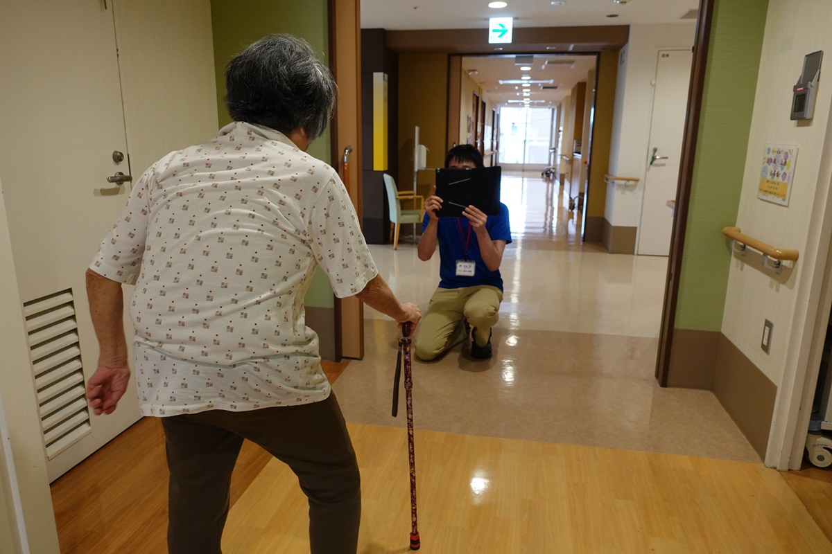 歩行の様子を撮影して解析している様子