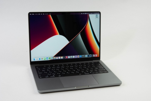 14インチMacBook Pro。少し丸みを帯びたデザインなので、スペースグレーが似合うと思っている
