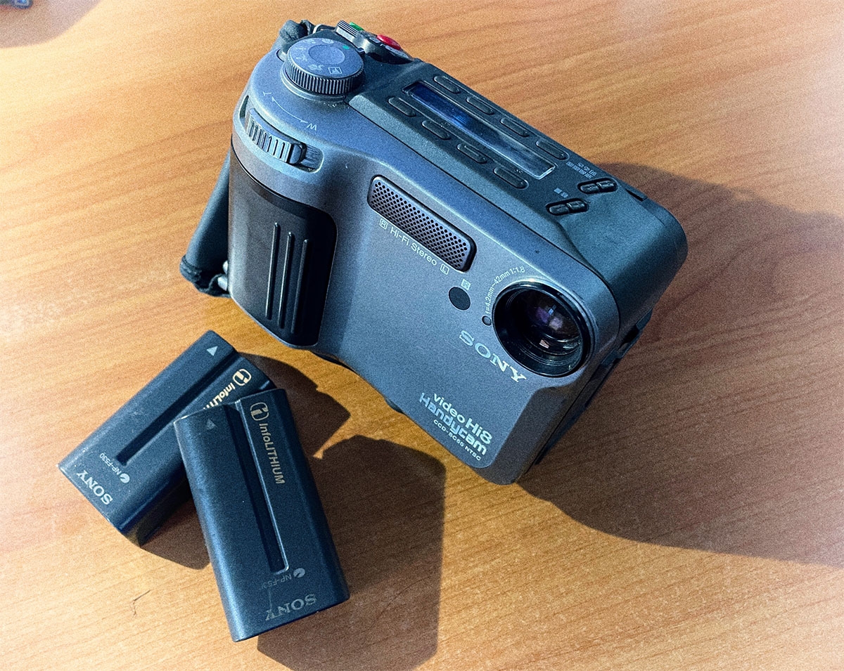 我が家に現存する最古のビデオカメラは8ミリビデオ規格だった。1996年ごろのリチウムイオンバッテリーの初期の製品。これ以前のVHS-C規格のニッカドバッテリーのカメラは処分したようだ 