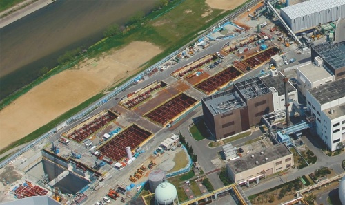 阪神高速大和川線開削区間の施工時の様子。写真左下と右上にたて坑がある（写真：大阪府）