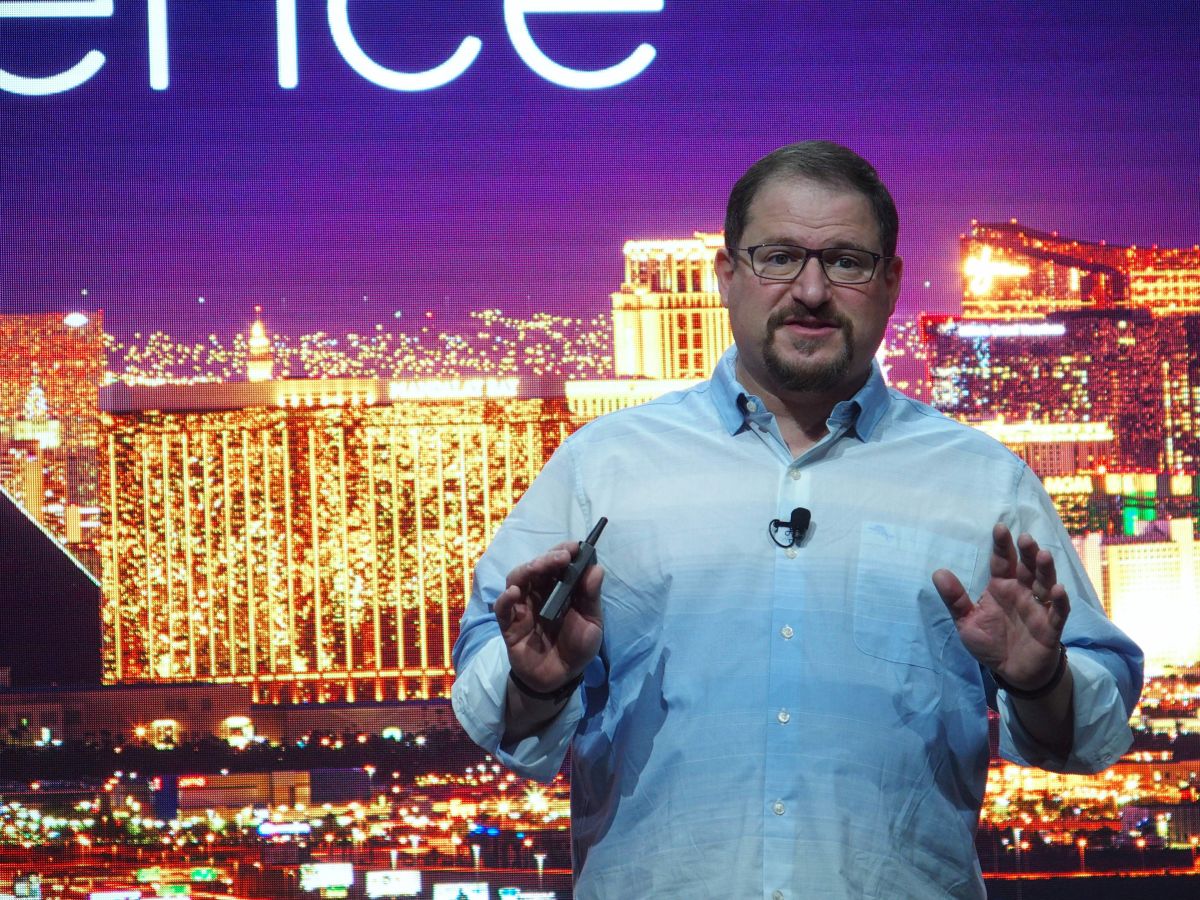 CES 2022のプレスカンファレンスに登壇したクアルコム社長兼CEOのクリスティアーノ・アモン氏