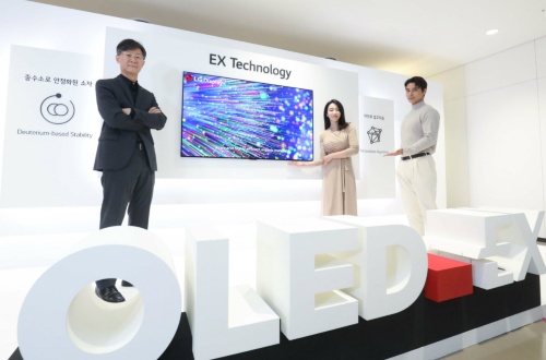 2021年12月29日にソウル市のLGサイエンスパークで開催されたLGディスプレイの新パネル「OLED.EX」発表会。左は大型事業部長の呉彰浩（Chang-Ho Oh）氏。