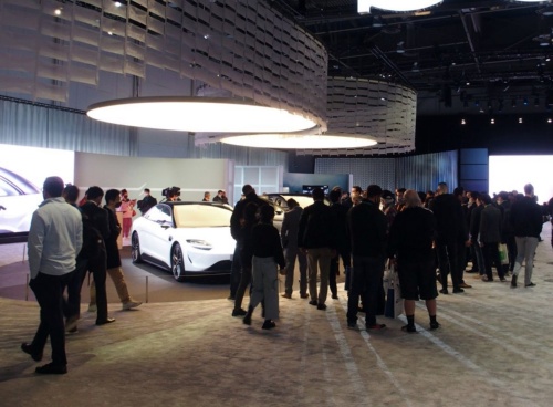 ソニーGの新しいEVの試作車両を見ようと多くの人が訪れた