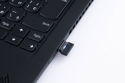 USBのBluetoothアダプターが付属する。小型で突起部分も少ないため、挿しっぱなしでも使いやすい