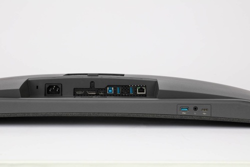 映像入力はHDMI、DisplayPort、USB Type-Cの3系統。奥側のUSB Type-CはUSB PDに対応する。前面側にもUSB端子を2基備えるため、USBメモリーやオーディオ機器を接続しやすい。有線LAN端子もあり、パソコンを有線でインターネットに接続できる