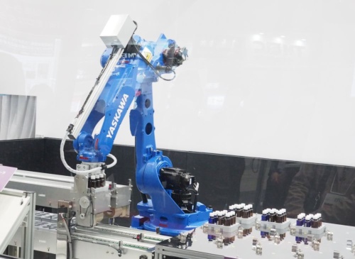 組み立てが完了した製品をパレットへと移動する多関節ロボット