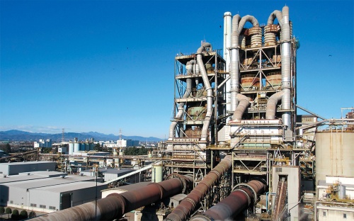 埼玉県にある太平洋セメント熊谷工場。写真下部にロータリーキルンが見える。年間約170万トンのクリンカーを製造し、全国の供給量の約3％を占める（写真：太平洋セメント）