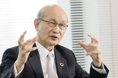 インタビューに応じる日本建設業連合会(日建連)の宮本洋一会長。1947年生まれ。71年に東京大学工学部建築学科を卒業し、清水建設に入社。北陸支店長、九州支店長、代表取締役社長などを経て、2016年から代表取締役会長。21年から日建連の会長を務める(写真:山田 愼二)