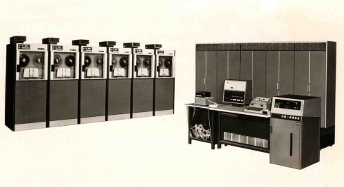 富士通が1964年に発売した量産型大型メインフレーム「FACOM 230」