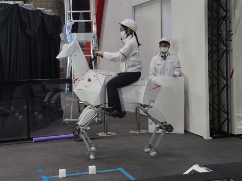 川崎重工業が開発した4脚ロボット「RHP Bex」が人を乗せて歩行する様子