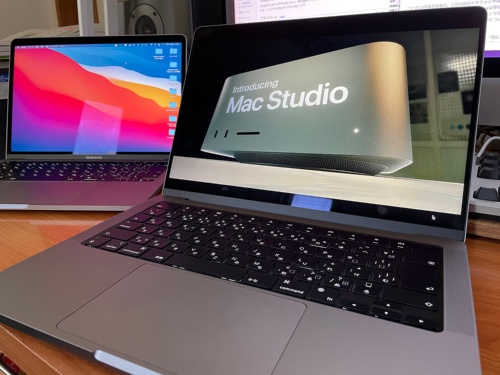 MacBook Pro 2021であれば、内蔵のスピーカーで空間オーディオが楽しめる。向こう側にあるIntel MacBook Pro 2020は非対応
