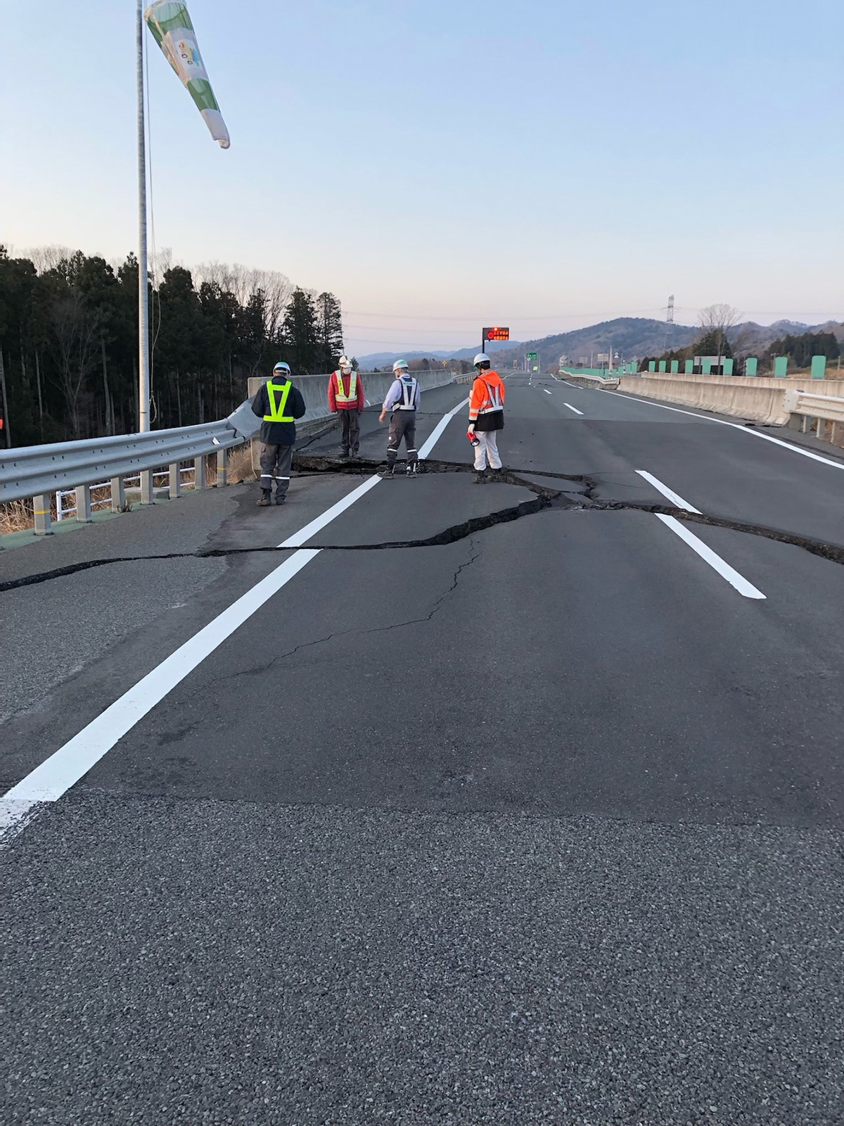 常磐自動車道の新地IC―山元IC間では路面に複数の亀裂が生じた（写真：東日本高速道路会社）