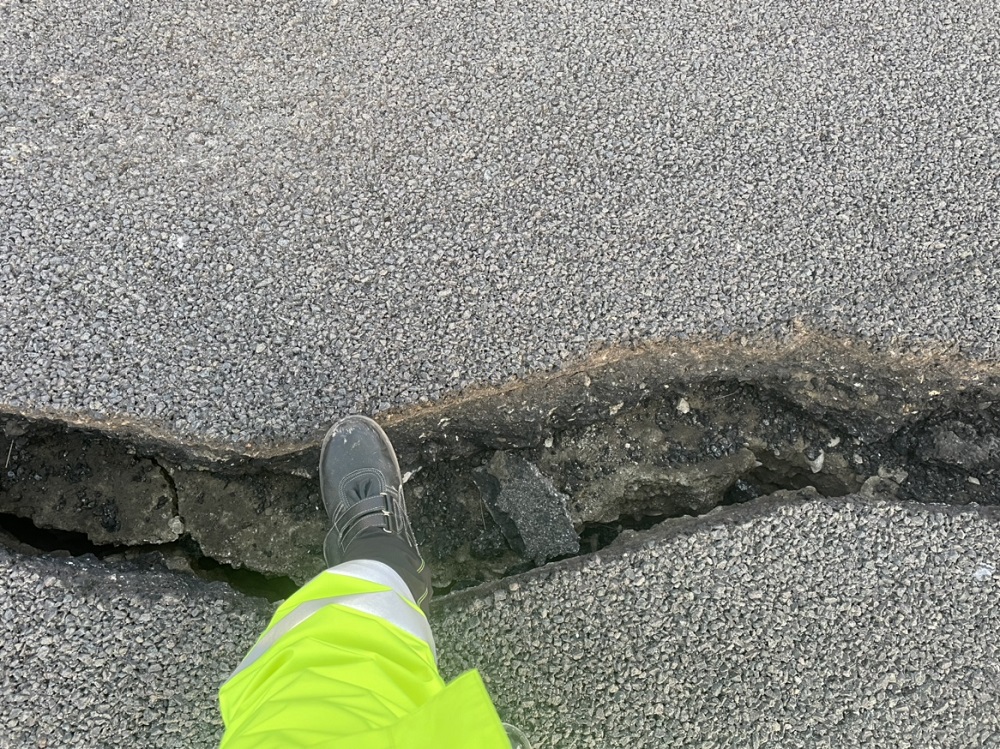 幅約30～50cmの亀裂が生じた（写真：東日本高速道路会社）
