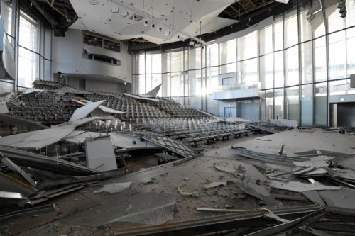 ホワイトキューブのコンサートホール。天井が崩落し、客席に落下した。写真はステージから客席を見た様子。2022年3月17日撮影（写真：村上 昭浩）