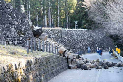 仙台城跡の本丸北西石垣の被災状況。前を通る仙台市道仙台城跡線の路上に石材が散乱している。2022年3月17日に撮影（写真：村上 昭浩）