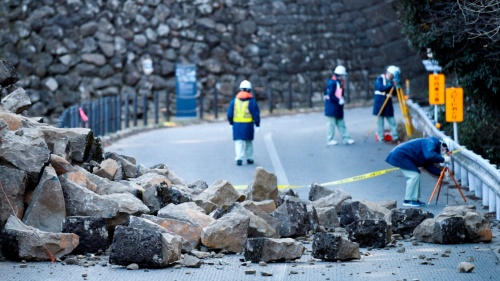 崩落した本丸北西石垣の石材。2022年3月17日に撮影（写真：村上 昭浩）