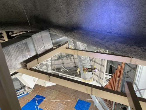 JACCAと桐井製作所は2022年3月31日、ホワイトキューブのコンサートホールでドローンを活用した被害調査を実施した（写真：白石市）