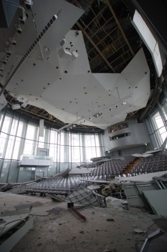 コンサートホールの天井が大規模に崩落したホワイトキューブ。2022年4月22日時点で片付けは済んでおらず、復旧のめども立っていない。22年3月19日撮影（写真：日経クロステック）