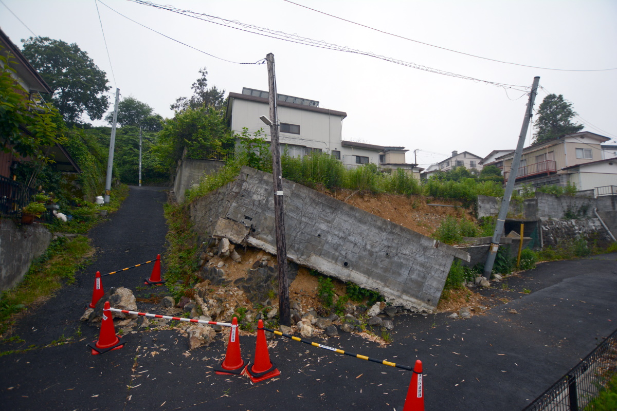 2022年3月16日の福島県沖地震で崩れた擁壁。仙台市太白区緑ケ丘4丁目付近。家屋がなかったために人的被害は生じなかった（写真：日経クロステック）