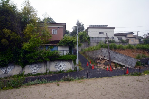 仙台市太白区緑ケ丘4丁目付近であった擁壁崩れ。隣に見えるのは2011年の東日本大震災で被災し、アンカーで対策を講じていた擁壁。今回の地震では無被害だった(写真:日経クロステック)