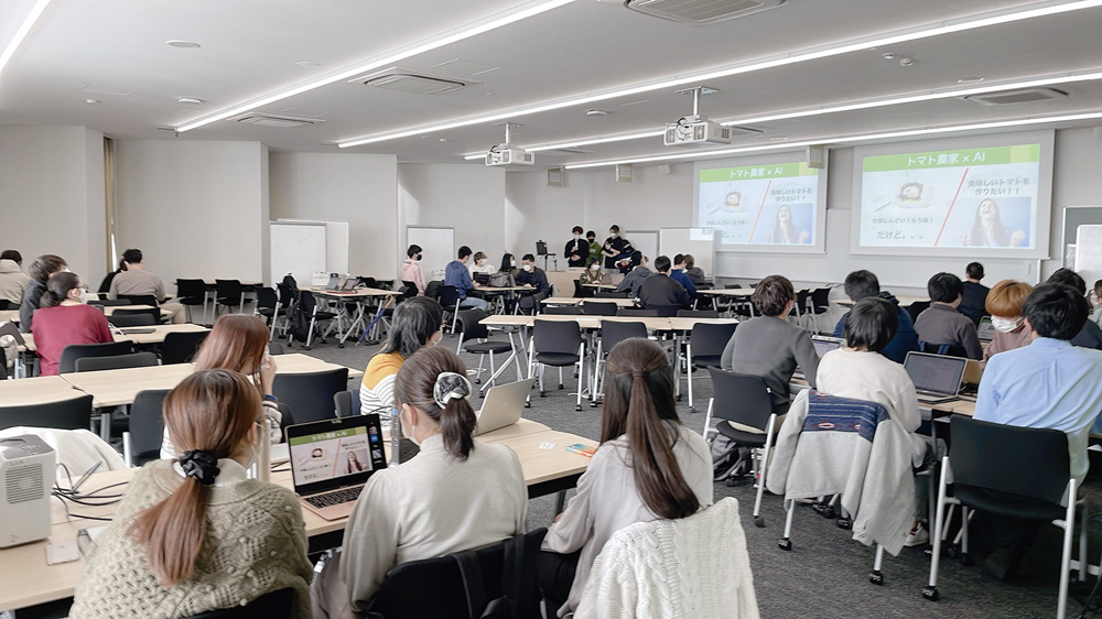グループワーク専用教室での「人類と人工知能」の授業（写真提供：武蔵野大学）