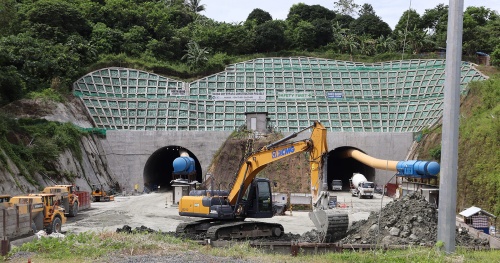北側の坑口。上下線2本のトンネルを掘削する(写真:日経クロステック)