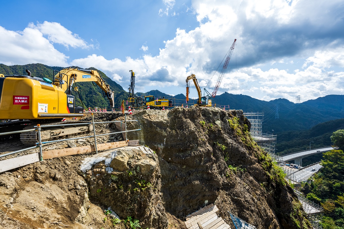北野牧トンネルの直上に位置する岩塊掘削工事の現場（写真：大村 拓也）