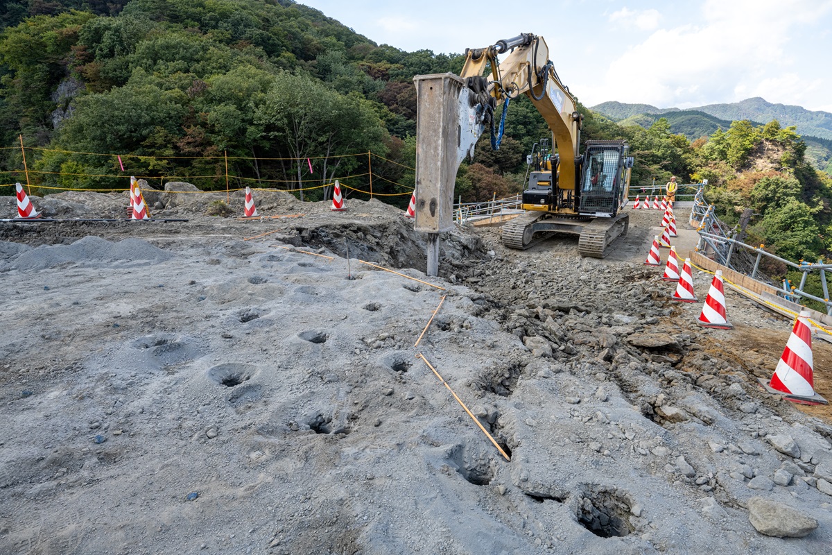バックホーで運べるサイズにブレーカーで岩を砕く（写真：大村 拓也）