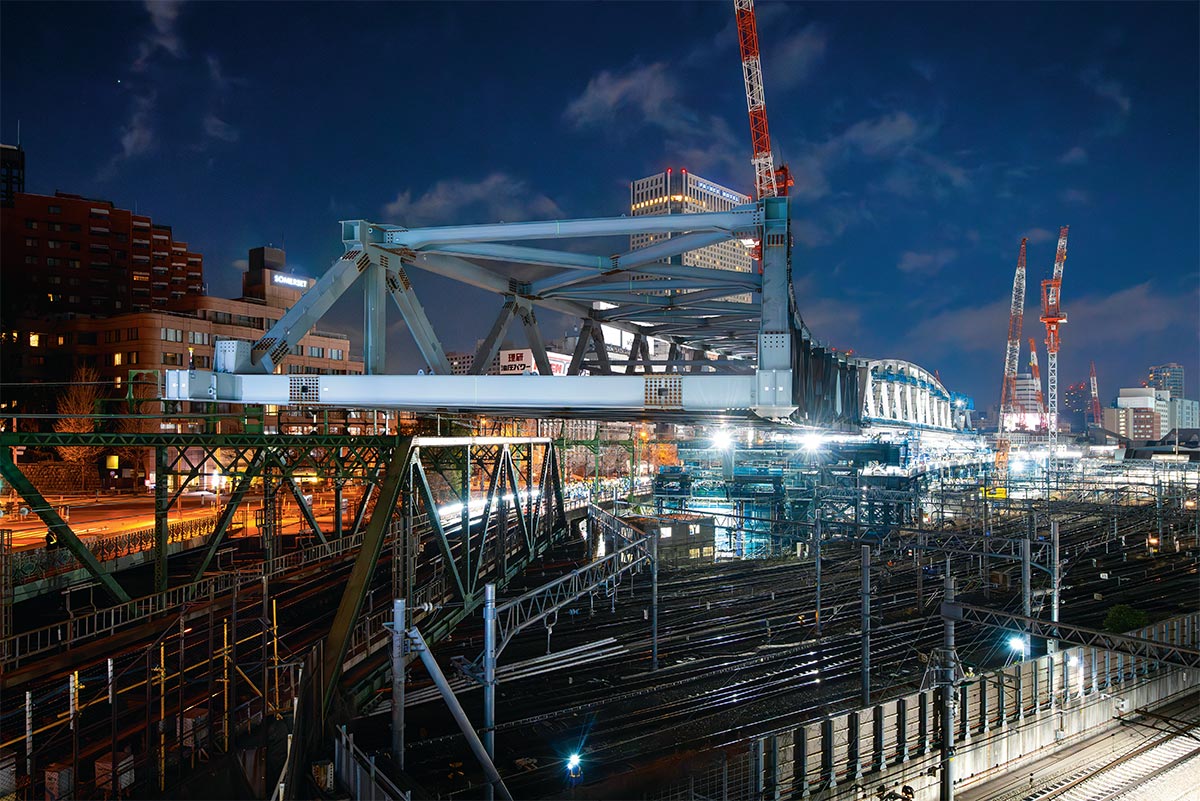 2026年2月23日の深夜に実施した送り出し架設の様子（北品川側）。灰色と白のトラスが新しい橋桁で、下に見える緑のトラスが現八ツ山橋（写真：大村 拓也）