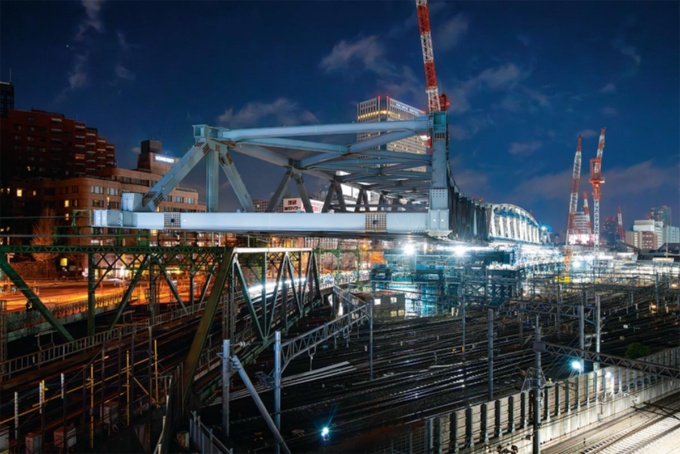 2026年2月23日の深夜に実施した送り出し架設の様子(北品川側)。灰色と白のトラスが新しい橋桁で、下に見える緑のトラスが現八ツ山橋(写真:大村 拓也)