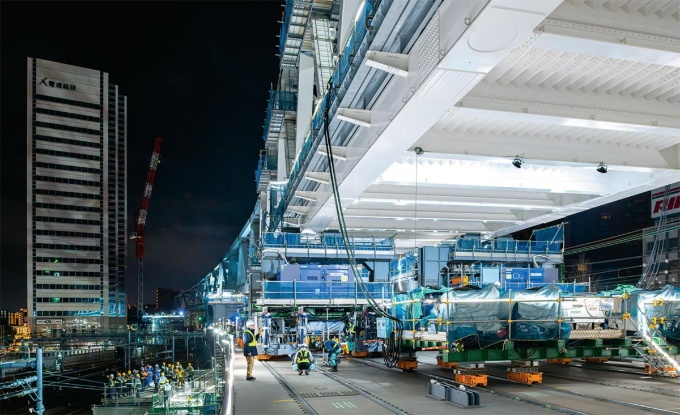 品川側から見た新しい八ツ山橋。手前の白いトラスが本設桁で奥に続く灰色のトラスは前方仮設桁(写真:大村 拓也)