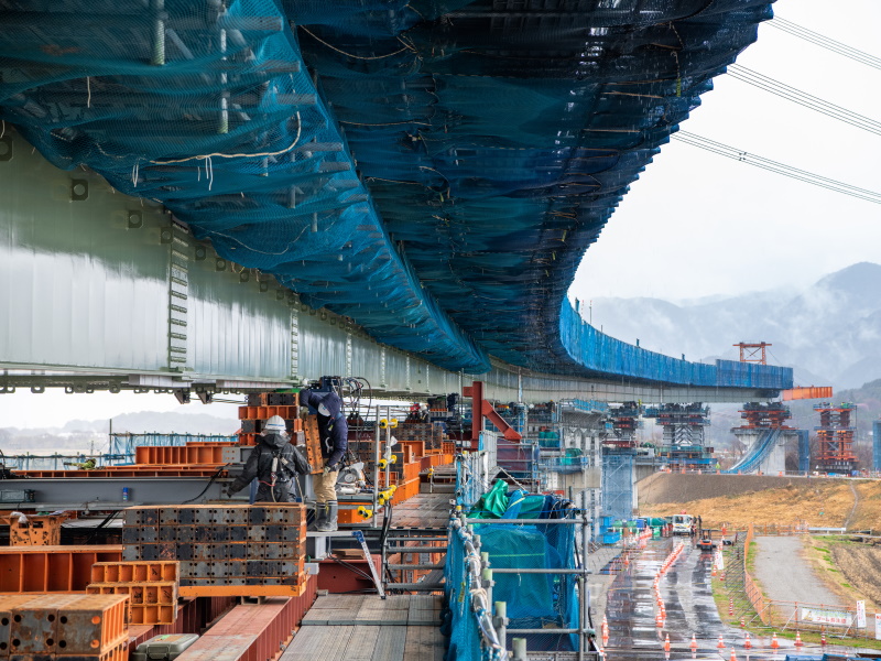 3700tの橋桁が橋脚上を滑るように動く、クレーンを使わない架設