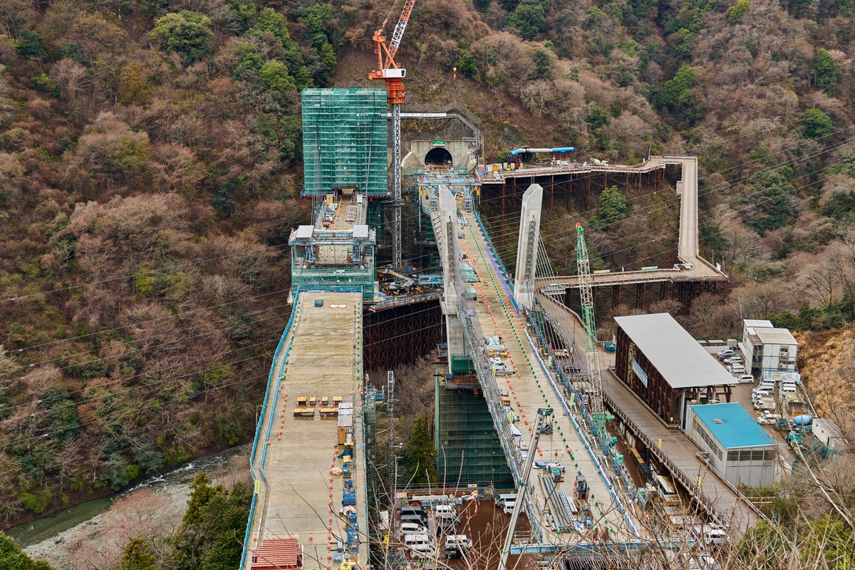 橋桁がトンネルに入り込む高速道路、バタフライウェブで坑内への斜材