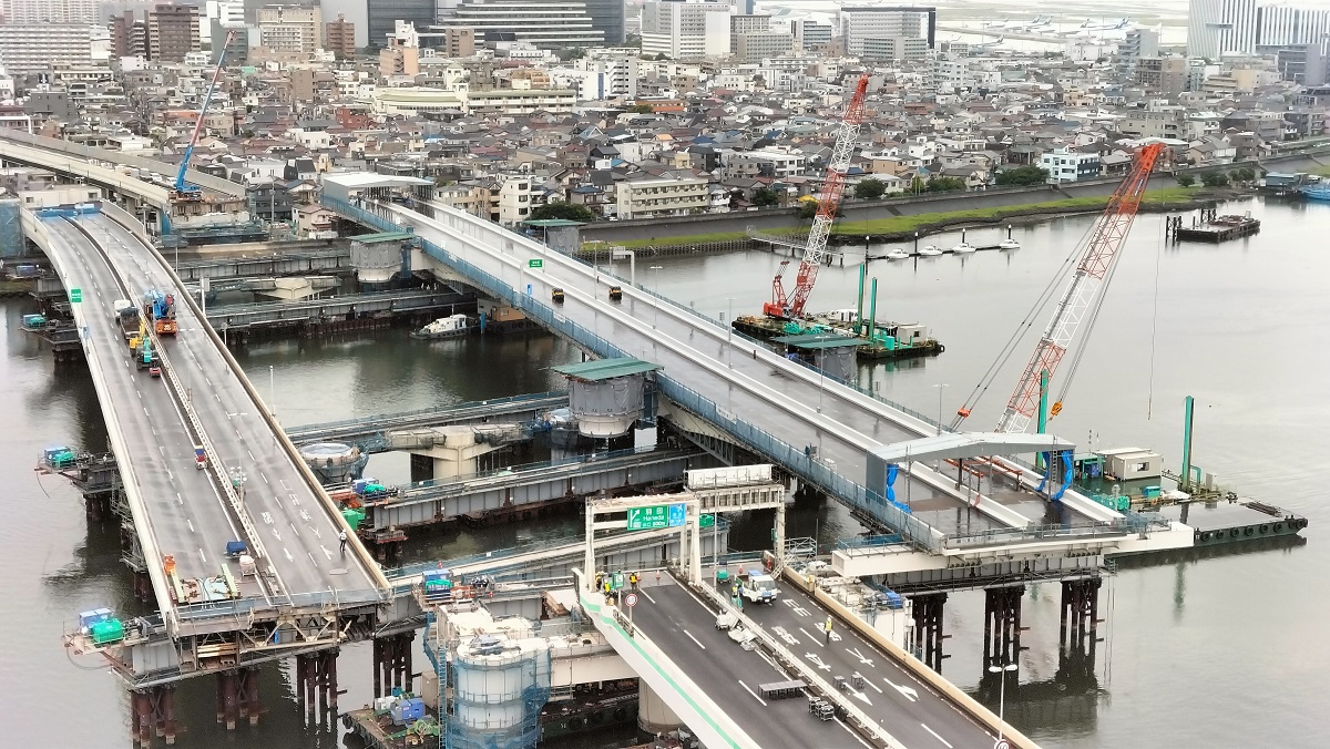 架け替え工事を上空から見る。左手が既設の橋桁、右手が新設の橋桁。両橋桁の下には移動用レールを設置している（写真：首都高速道路会社、共映）