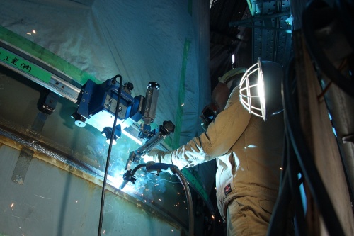 新設の橋桁と橋脚の溶接の様子。1本につき8人が担当し、4人ずつ昼夜交代で作業した(写真:首都高速道路会社、共映)