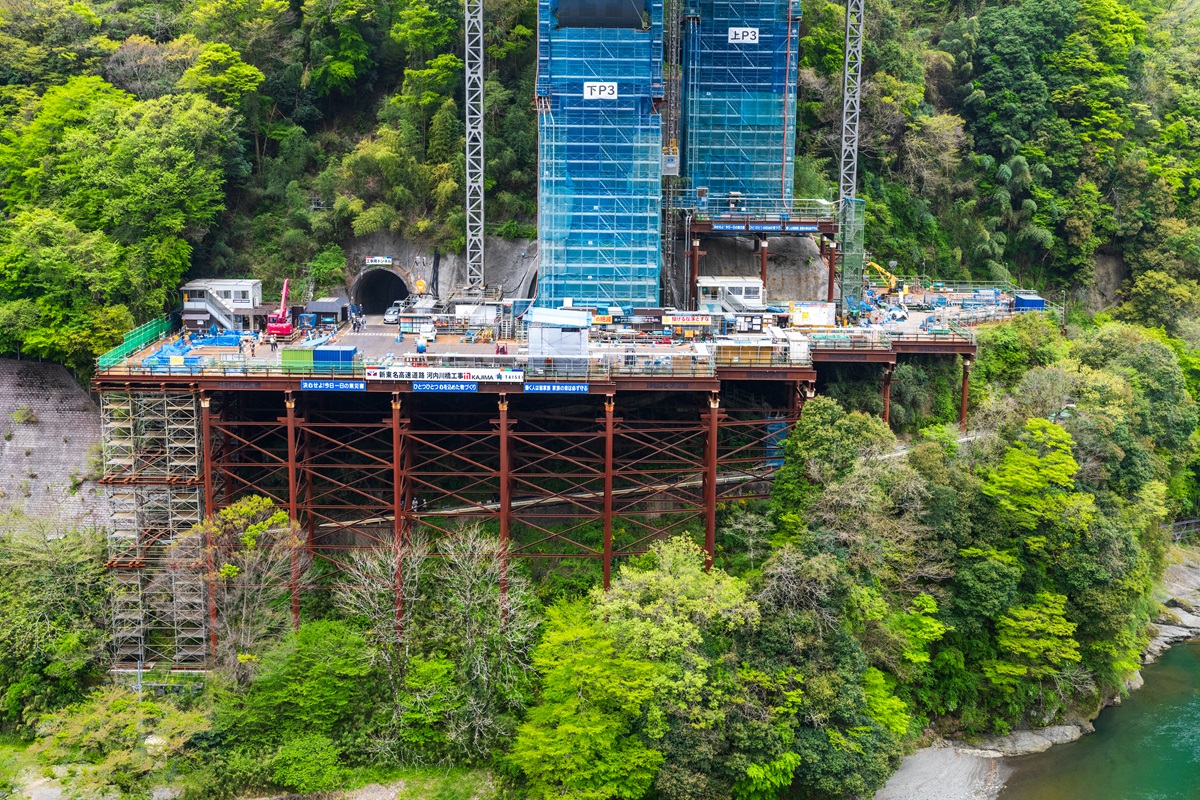 新東名に架ける日本最大級のバランスドアーチ、鹿島JVが施工（2ページ