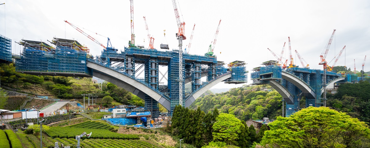 上下線合わせて8カ所で張り出し架設が進む。使用するトラベラークレーンは全国で13台しかないという（写真：大村 拓也）