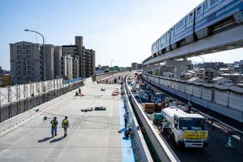 中国豊中IC近くにある豊中高架橋下り線の更新工事の様子。写真右は大阪モノレール。第4期の上下線通行止めで、2022年6月2日に撮影(写真:大村 拓也)