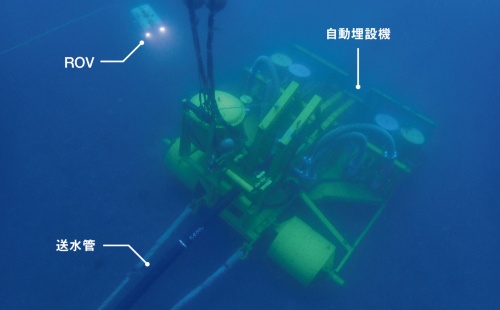 送水管を敷設する自動埋設機。ROVの映像から敷設状況を確認(写真:三井金属エンジニアリング)