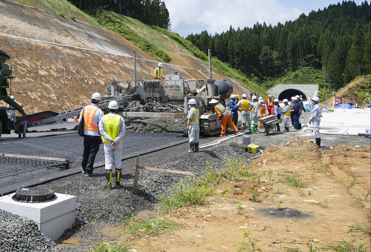 火力発電の副産物でコンクリート舗装を高耐久化、秋田県で初実装