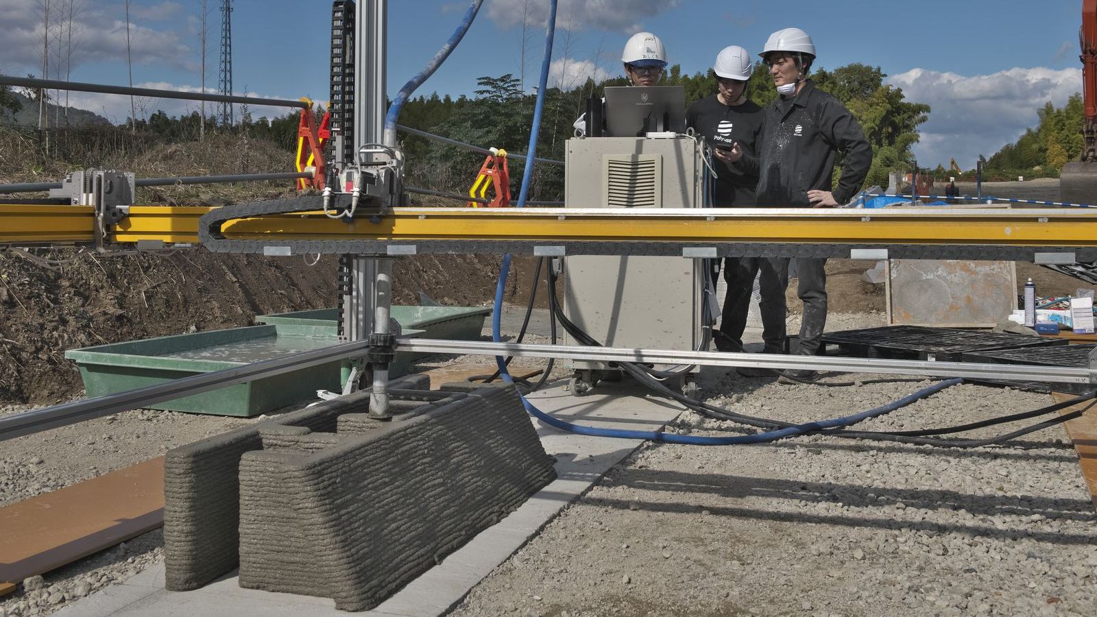 施工箇所で3Dプリンターが擁壁を「印刷」、ノズルが自動で動き50分で完成