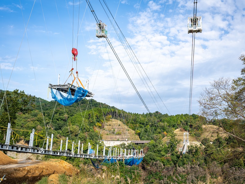 日本最長の人道吊り橋架設、V字形主塔に対応した移動足場で施工
