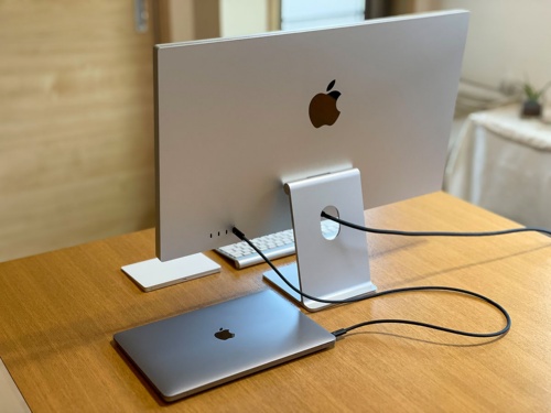 Studio Displayの背面にあるThunderbolt 3端子に接続したMacBook Airには電源も供給されるため、必要なケーブルは1本だけ