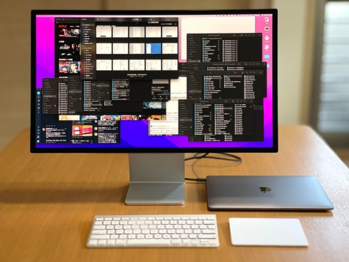 筆者はMacBook Airのディスプレーは閉じてこのようなスタイルで使うことがほとんど。カメラやマイク、スピーカーがMacBook Airの性能が上回り、新しいMacを買ったような気分だ