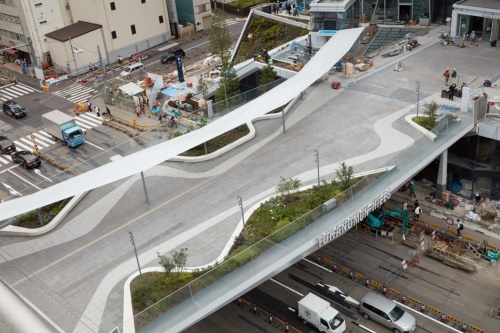 北側上空から見たT-デッキの様子(写真:森ビル)