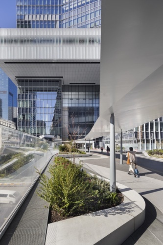 グラスロック側(南東側)から見たT-デッキ上部の様子。今後、デッキ上でマルシェなどのイベントを開催する予定だ(写真:吉田 誠)