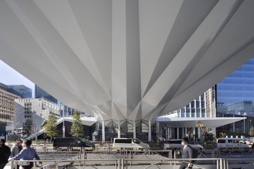 桜田通りからT-デッキを見上げた様子(写真:吉田 誠)